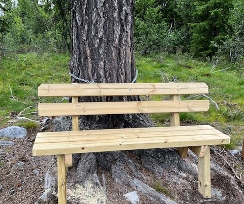 Hvilebenk plassert i Saubuvegen ved Pålgarsfurua